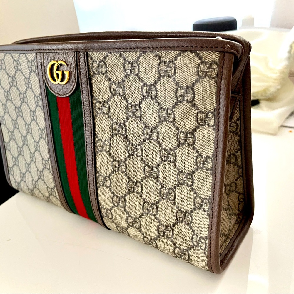 Gucci pouch.